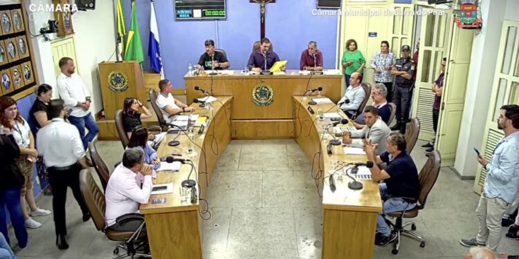 Pedido de impeachment contra prefeito de Barra do Piraí é rejeitado por maioria da Câmara