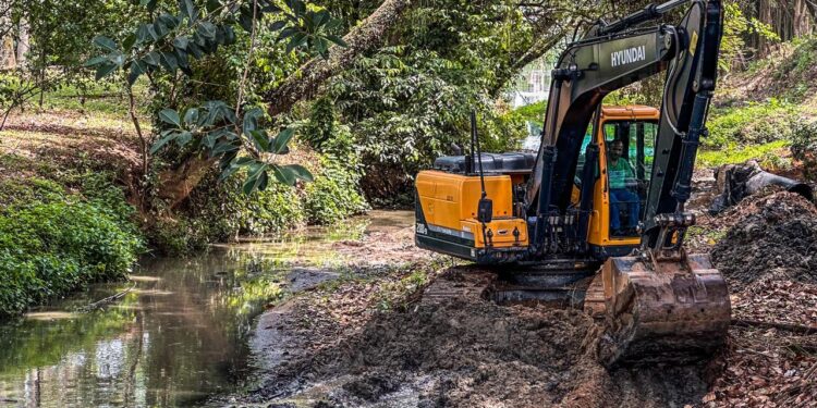 Furlani acompanha serviço de dragagem no canal do Sesc, no bairro Ano Bom
