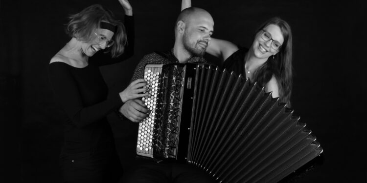 Check Accordion Trio se apresenta no Cinema da Praça em Paraty