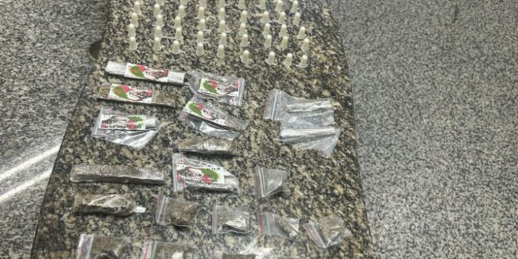 Polícia apreende drogas no bairro Patitiba, em Paraty