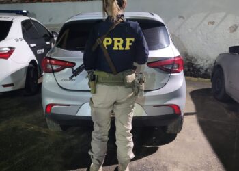 Homens armados com fuzis abandonam carro clonado na Dutra