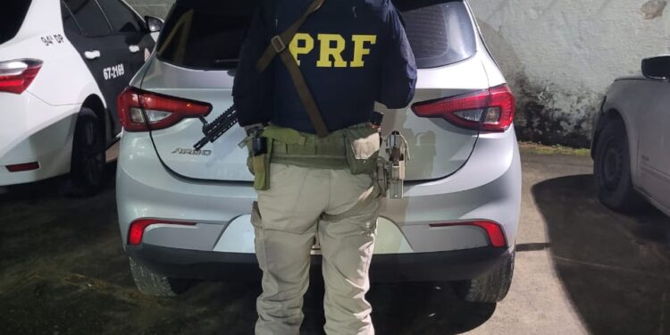 Homens armados com fuzis abandonam carro clonado na Dutra