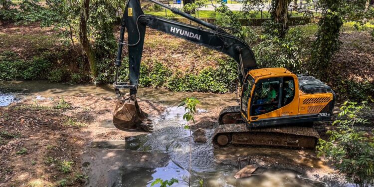 Barra Mansa recebe Programa Limpa Rio e inicia dragagem no canal do Sesc, no Ano Bom