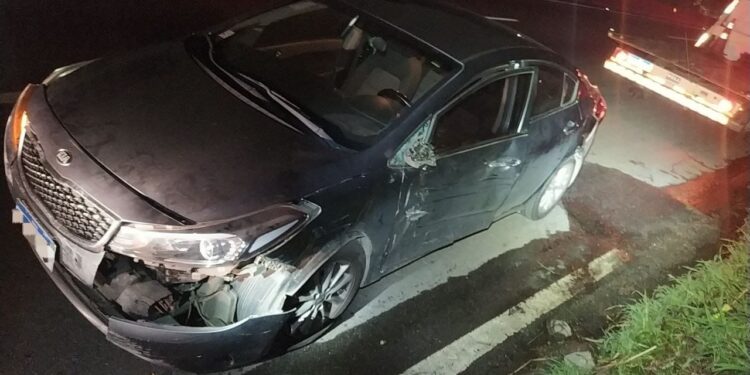 Motorista de veículo de carga foge após causar acidente contra carro de idoso na Dutra, em BM