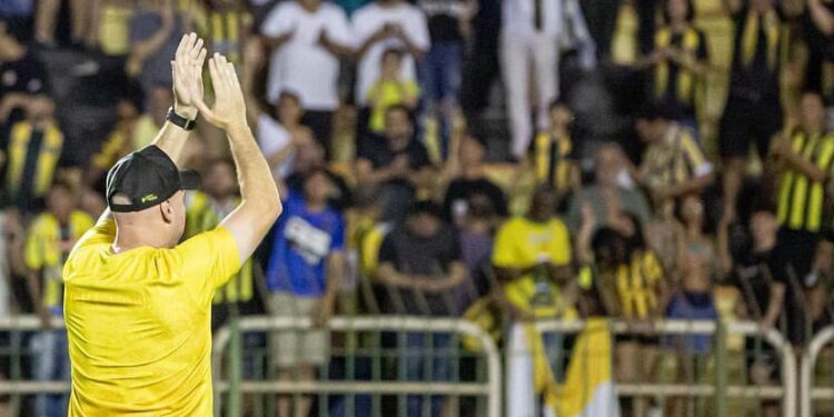 Rogério Corrêa deixa de ser técnico do Volta Redonda