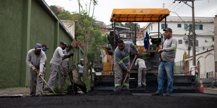 Novo asfalto avança em duas frentes, em Volta Redonda