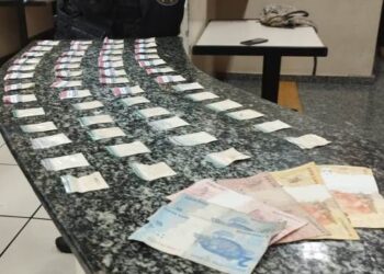 Homem é preso e menor apreendida por tráfico de drogas em Vassouras