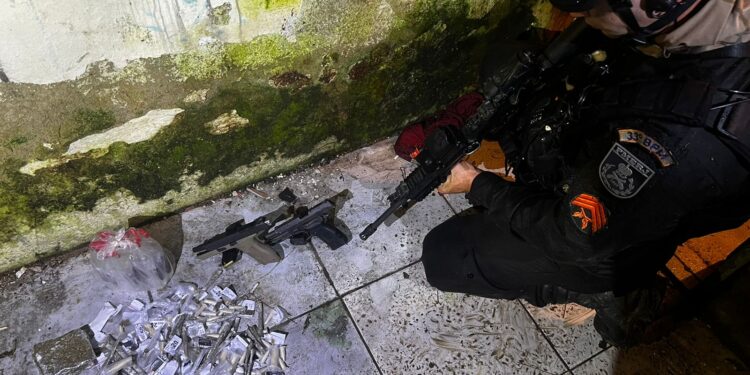 Dois homens ficam feridos após confronto com a PM em Angra dos Reis