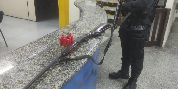 Homem é acusado de ameaçar vizinhos com espingarda em Mangaratiba