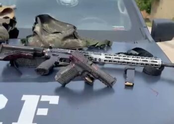 PRF apreende fuzil, pistola e munição com suspeitos de integrar milícia na Baixada Fluminense