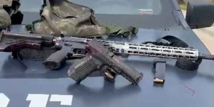 PRF apreende fuzil, pistola e munição com suspeitos de integrar milícia na Baixada Fluminense