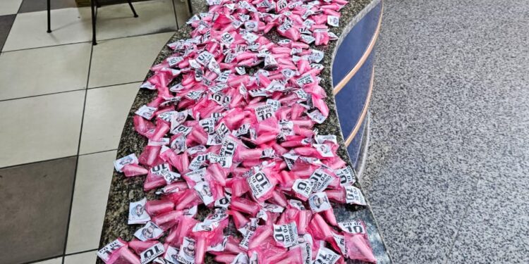 Menor é apreendido em posse de 850 pinos de cocaína em Paraty