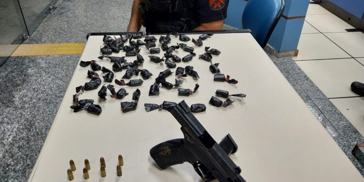 Dupla é presa com pistola, munição e drogas em Vassouras