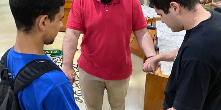 Hálison Vitorino se reúne com Juventude Evangélica em Volta Redonda