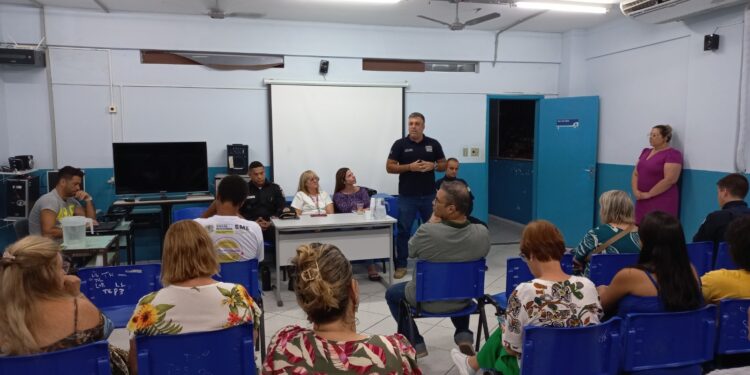 Forças de segurança se reúnem com moradores do Aterrado, em Volta Redonda