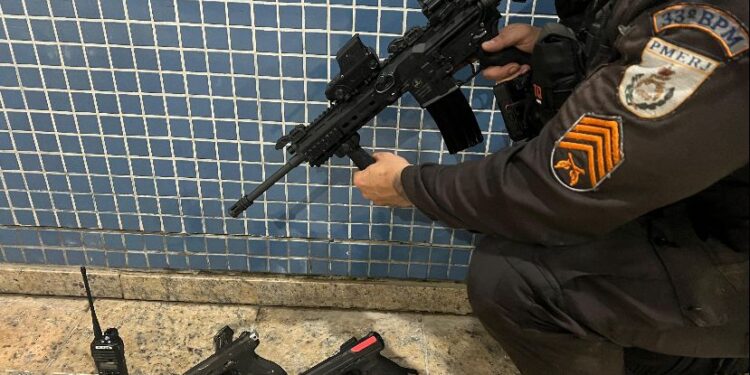 Dois suspeitos são feridos durante troca de tiros no Sapinhatuba 3, em Angra dos Reis