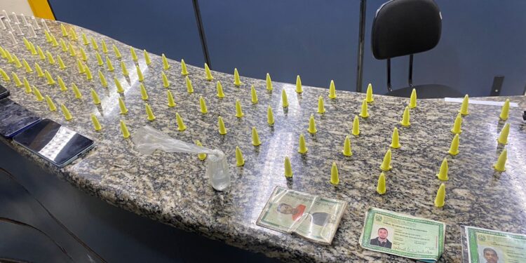 Grupo é preso com drogas e um revólver em Piraí