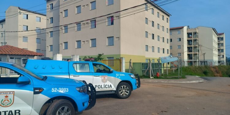 Polícia militar realiza operação para apreensão de armas e drogas em Barra Mansa