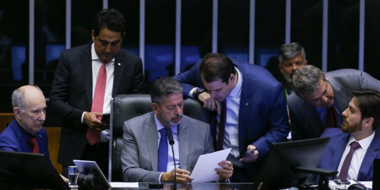 Câmara aprova projeto de lei de taxação para super-ricos