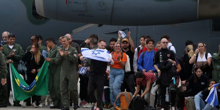 “Parecia cidade fantasma”, contam brasileiros que chegaram de Israel
