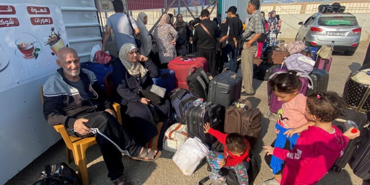 Sem novas listas com autorizados a sair de Gaza, fronteira é reaberta