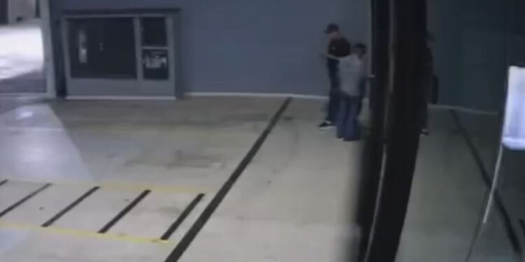 Câmeras flagram momento em que criminosos invadem loja para furtar instituição bancária em Barra Mansa