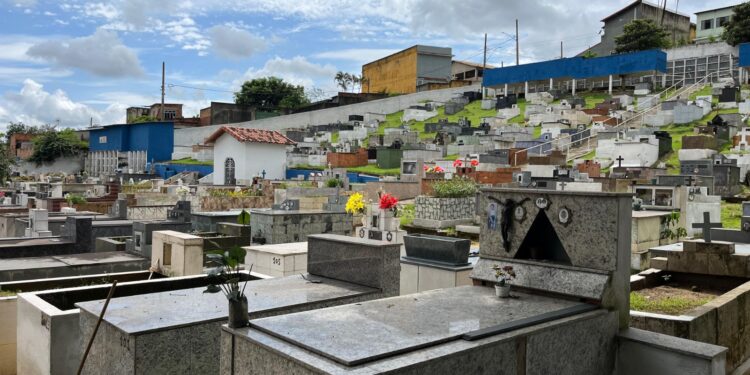 Prefeitura de Pinheiral prepara cemitério para visitação no Dia de Finados