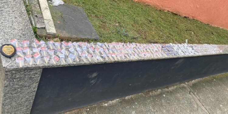 Polícia Militar apreende drogas no bairro Cidade Alegria, em Resende