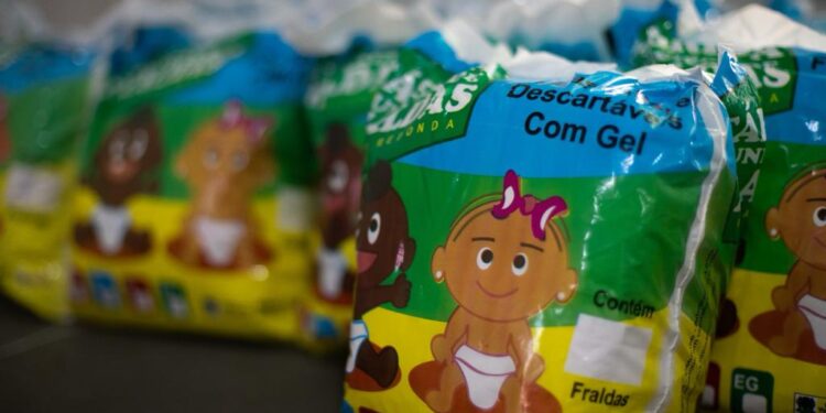 Prefeitura de Volta Redonda distribui fraldas produzidas em suas fábricas para entidades filantrópicas e asilos