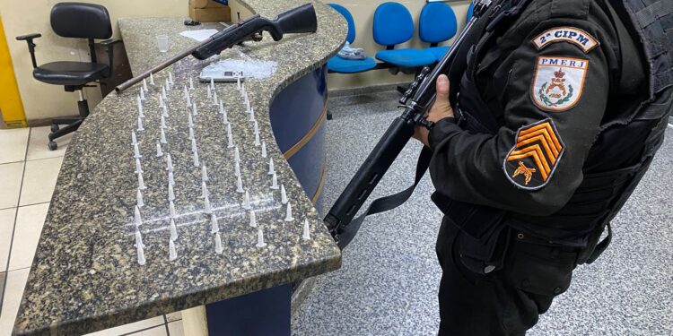 Após denúncia, Polícia Militar apreende espingarda e pinos de cocaína em Paraty