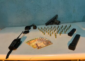 Homem é preso com arma, drogas e munição no Morro da Conquista, em Volta Redonda