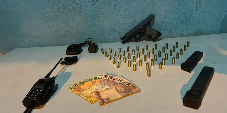 Homem é preso com arma, drogas e munição no Morro da Conquista, em Volta Redonda