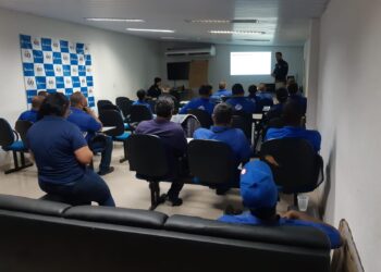 PRF realiza palestra de prevenção de acidentes para empresa de transporte em Barra Mansa