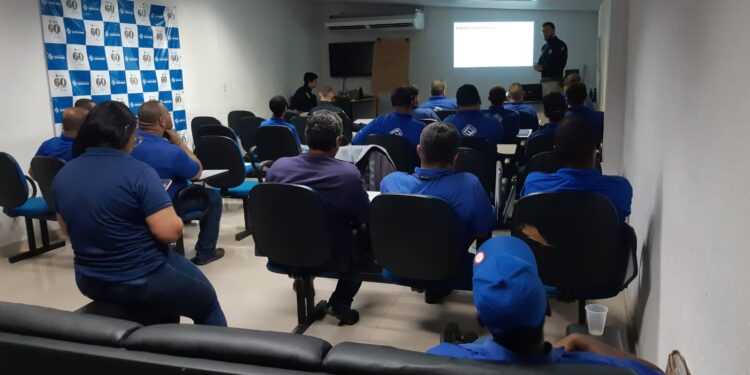 PRF realiza palestra de prevenção de acidentes para empresa de transporte em Barra Mansa