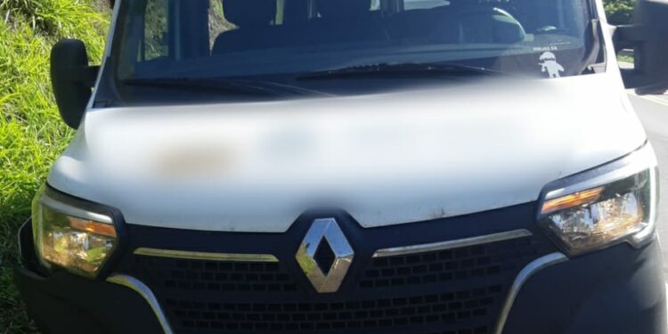 Van transportando sete pacientes se envolve em acidente na BR-393, em Barra do Piraí