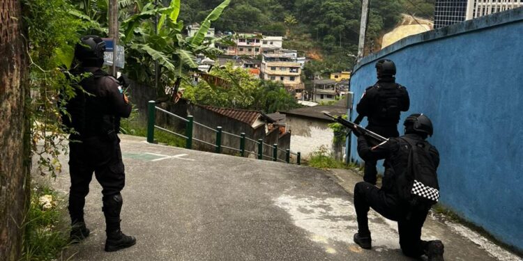 Polícia Militar combate organizações criminosas e invasões de comunidades rivais em Angra dos Reis