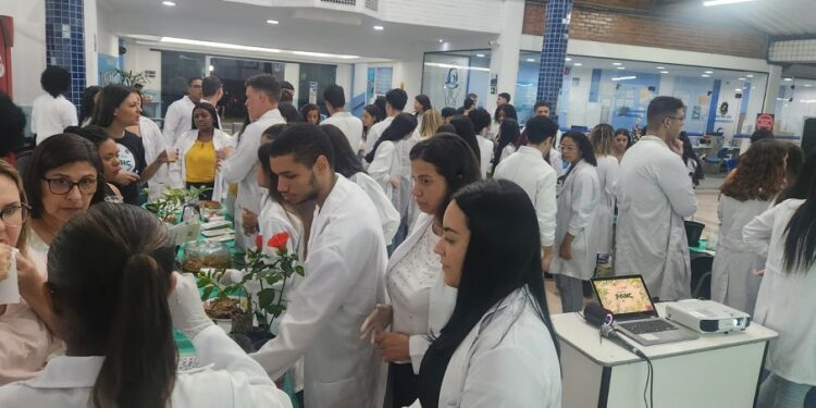 Alunos de Nutrição do UGB-FERP apresentam trabalhos com “Plantas Alimentícias Não Convencionais”