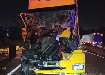 Motorista fica ferido em engavetamento entre carreta e caminhões na Dutra, em Itatiaia