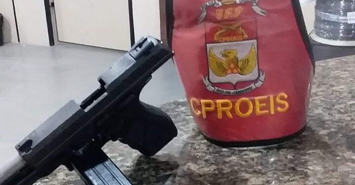 Dupla é presa por porte ilegal de arma na Praia do Anil, em Angra dos Reis