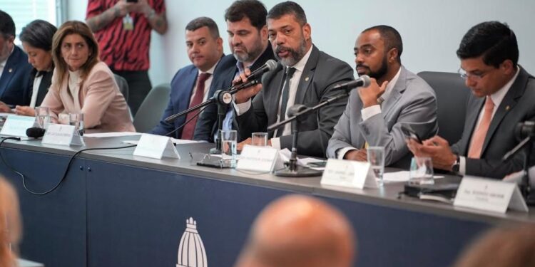 Deputado Jari cobra da Light sobre crise elétrica no Médio Paraíba