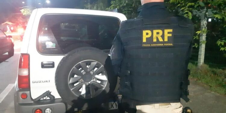Homem é preso pela PRF logo após cometer assalto a mão armada em Volta Redonda