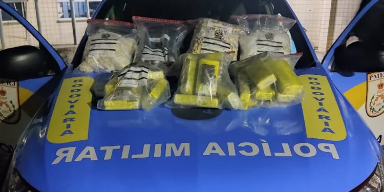 Dois homens são presos com mais de 12 kg de maconha e 3 kg de cocaína em Piraí