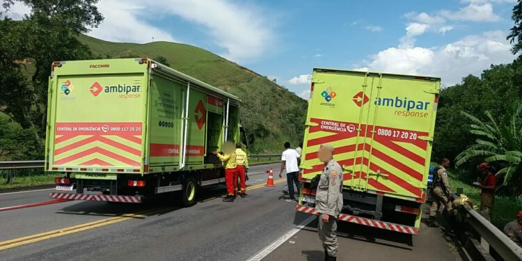 Equipes atuam para liberação do trânsito após acidente com produto altamente químico na Lúcio Meira, em Barra do Piraí