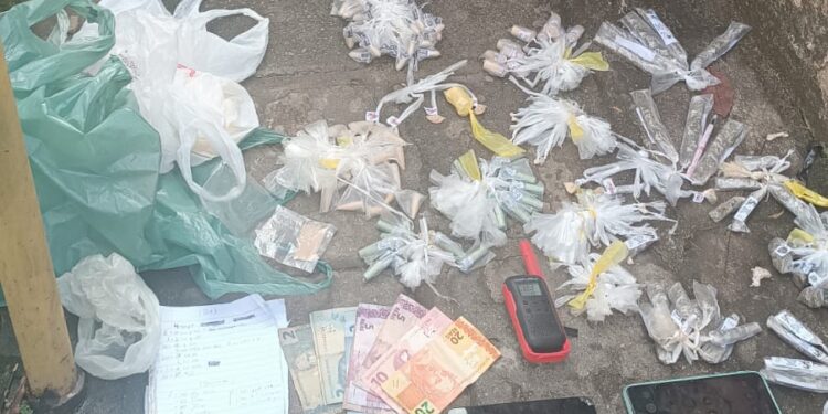 Polícia Militar prende dupla por tráfico de drogas durante operação em Volta Redonda