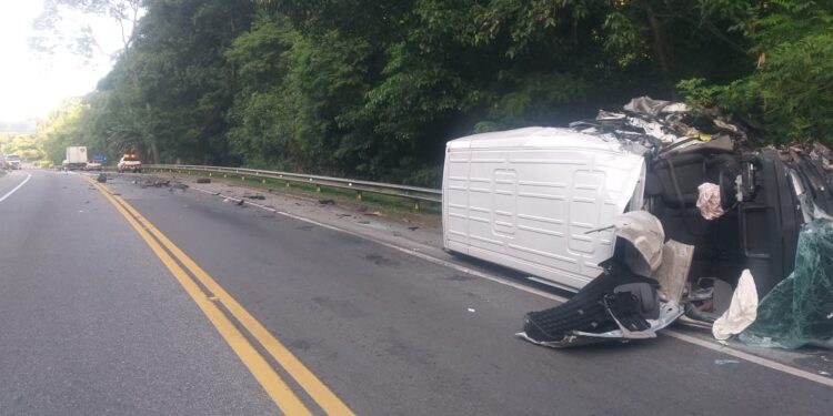 Van e caminhão colidem na Lúcio Meira, em Paraíba do Sul