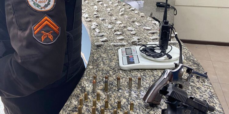 Homem é preso com armas, drogas e munição em Barra Mansa