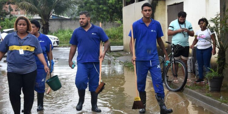 Famílias de Angra dos Reis afetadas pelas fortes chuvas começam a deixar os abrigos