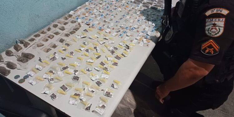 Polícia Militar detém grupo que consumia droga ao lado de criança de um ano em Barra Mansa
