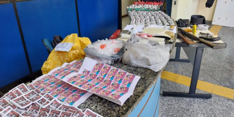 Polícia Militar apreende grande quantidade de armas e drogas durante busca por foragida da Justiça em Vassouras