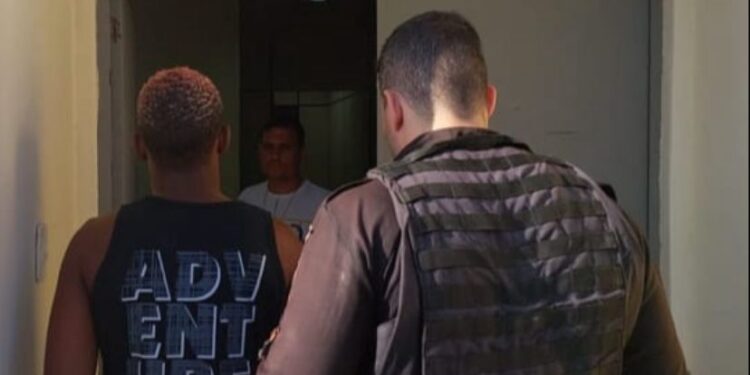 Ajudante de pedreiro é preso por ameaçar de morte a ex-namorada em Barra do Piraí